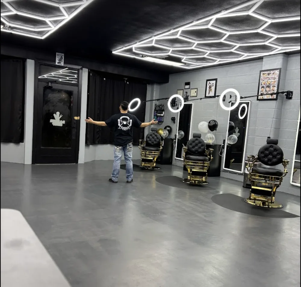 Interior de M.R. El Güero con luces hexagonales