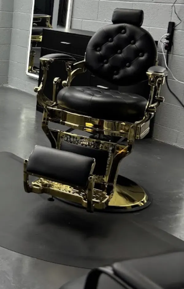 Silla de barbero negra y dorada · Black and gold barber chair